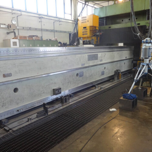 52-es. di rettifica su traversa tornio peso 43 ton. L. 10.500